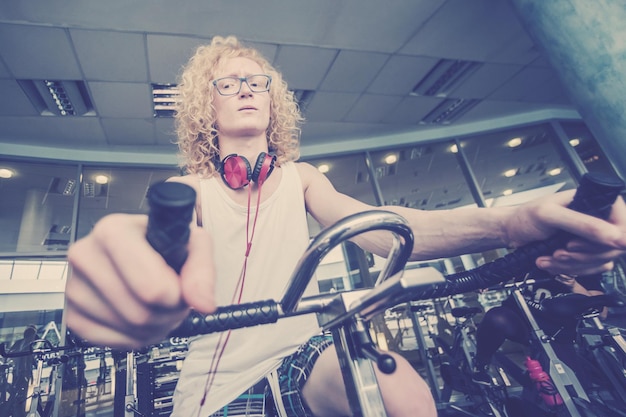 Co to jest spinning i dlaczego zyskuje popularność wśród aktywnych osób?