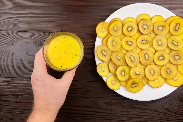 Ile kalorii mają chipsy bananowe i czy warto je wybrać jako przekąskę?