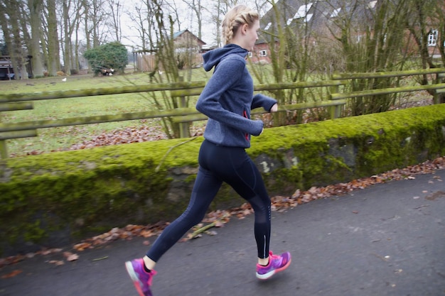 Jak wyrobić kondycję w bieganiu i czerpać z tego przyjemność?
