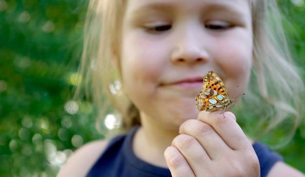 Jak ćwiczyć na motyle żeby wzmocnić górne partie pleców?