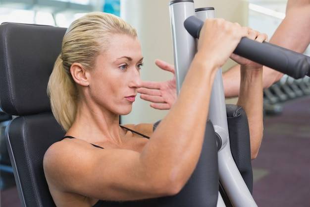 Jakie ćwiczenia na klatkę piersiową na siłowni są najbardziej popularne?