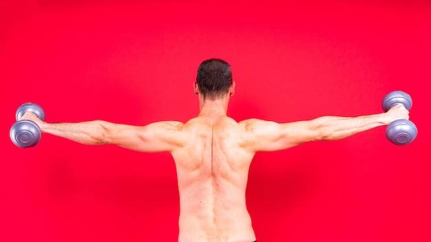 Jak wzmocnić barki bez siłowni?