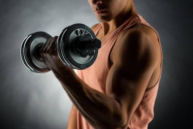 Jak wyrobić sobie biceps bez chodzenia na siłownię?