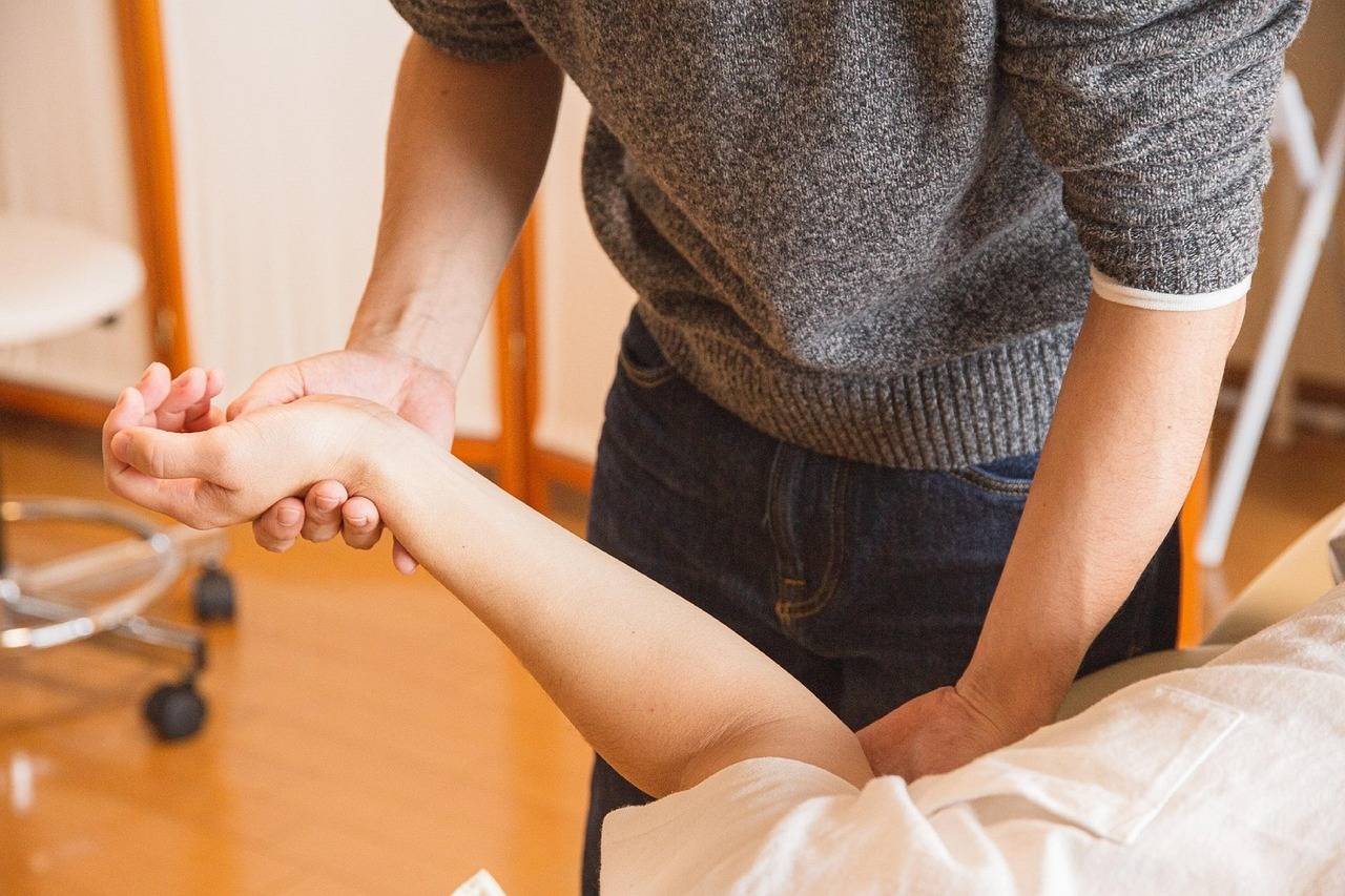 Jaka rehabilitacja na ostrogę piętową przynosi ulgę?